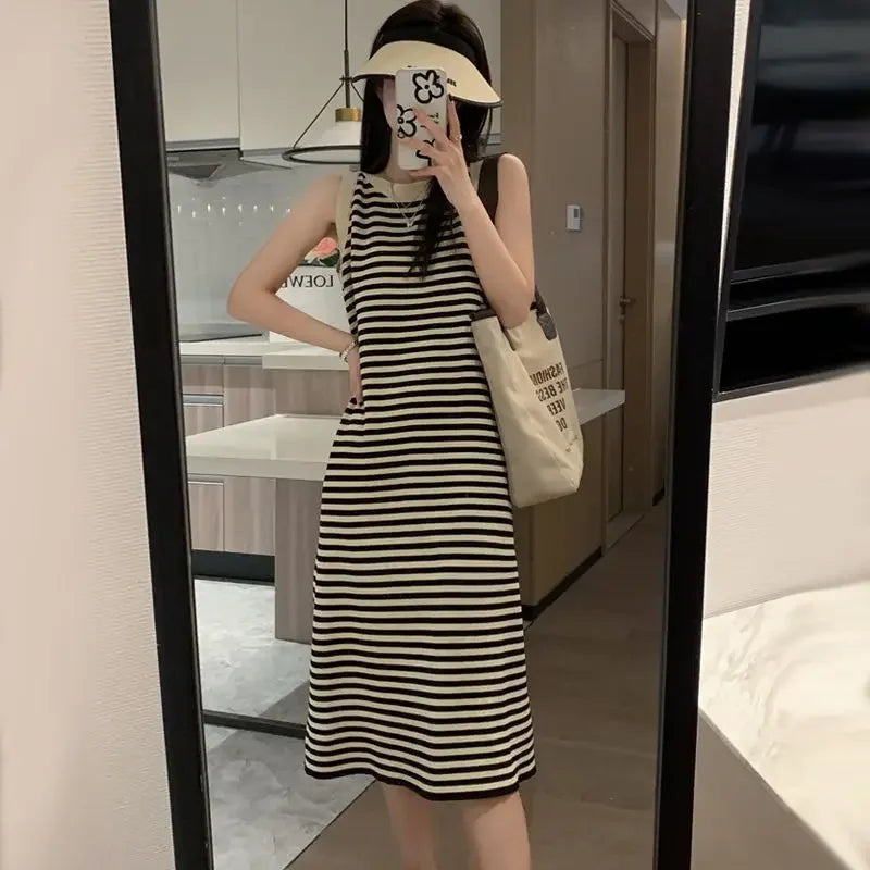Vest dress dress 2024 spring new slit hemline at hem sleeveless knitted dress mid-length loose sleeveless dress