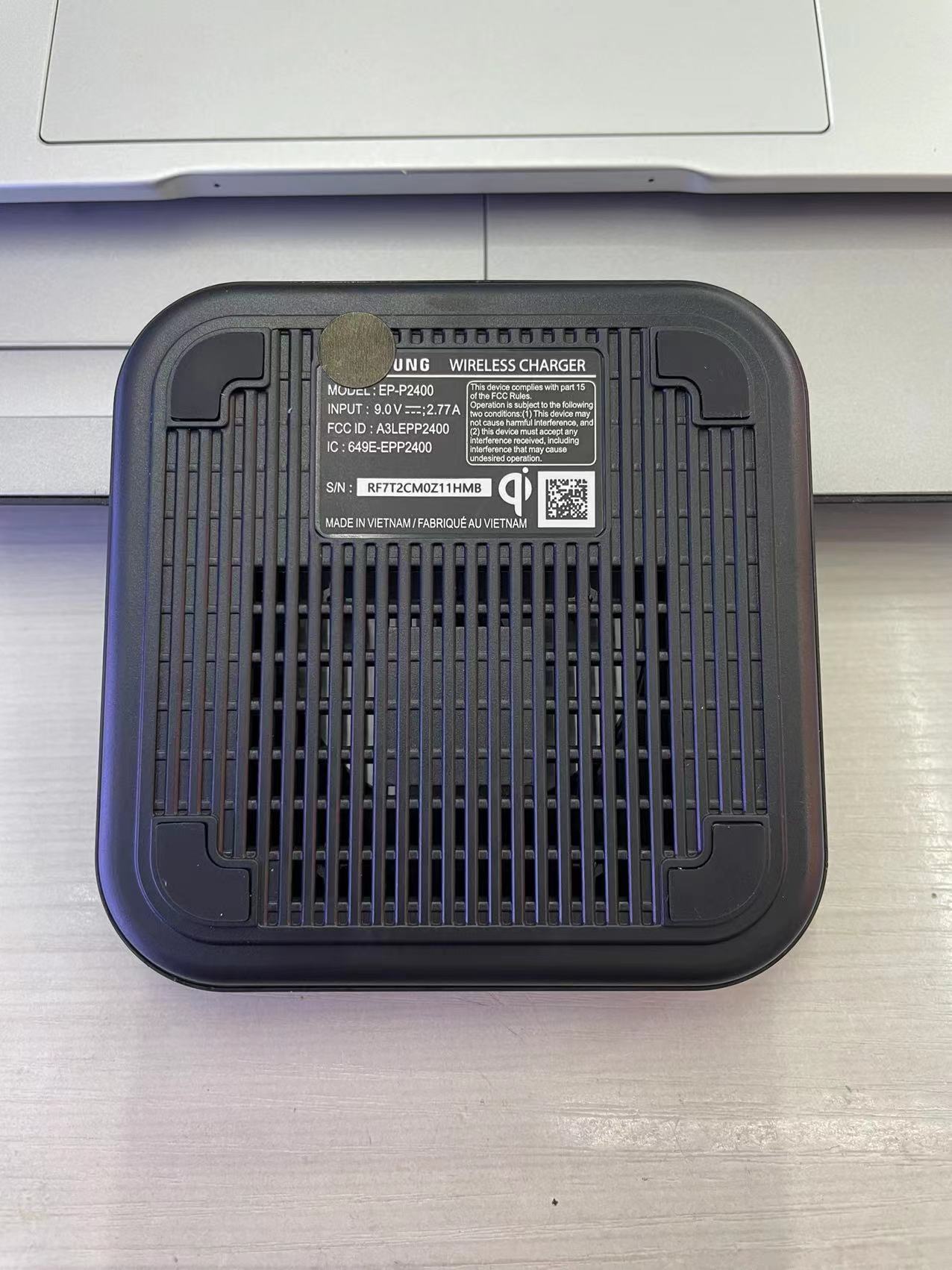 New Samsung wireless phone charger P2400 fast charge wireless charge fixed charger 15W W for Samsung mobile phones, etc.