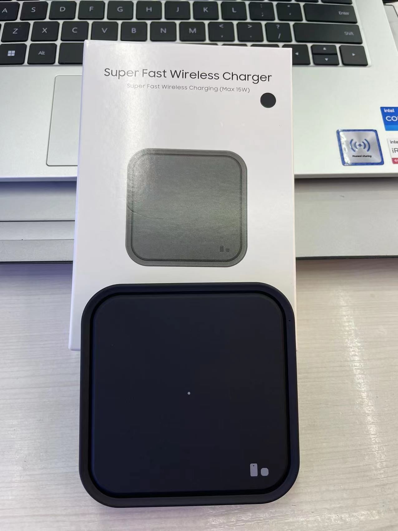New Samsung wireless phone charger P2400 fast charge wireless charge fixed charger 15W W for Samsung mobile phones, etc.