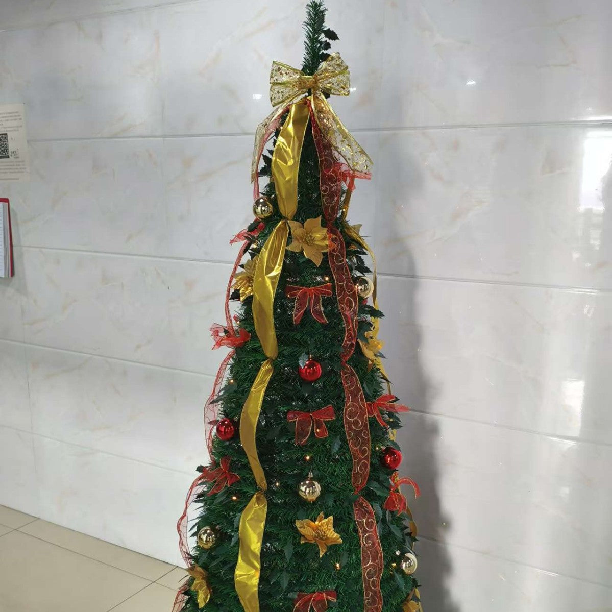 Beiqi 1.8 m Amazon hot telescopic tree with ornament 150LED light frame tree foldable Christmas Festival